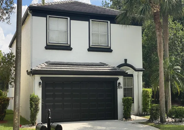 Photo 3 of Single family home for sale at 7650 Oak Grv Cir, Lake Worth, FL 33467 | MLS# B26058097 | Listing updated on 2026-09-14