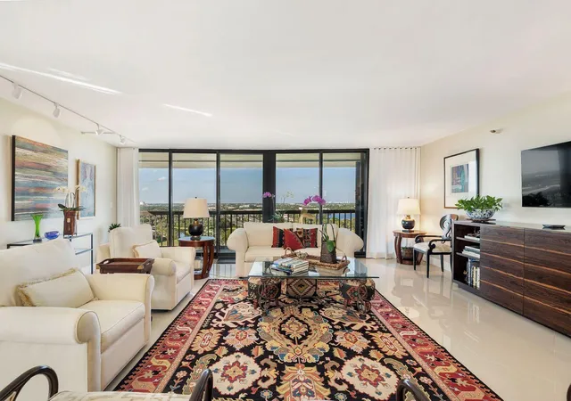 Photo 4 of Sale Pending at 2480 Presidential Way #1901, West Palm Beach, FL 33401 | MLS# B26058193 | Listing updated on 2026-09-13
