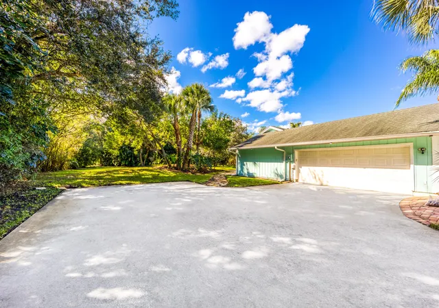 Photo 4 of Single family home for sale at 2232 SW Racquet Clb Dr, Palm City, FL 34990 | MLS# B26058431 | Listing updated on 2026-09-14