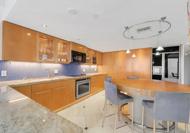 Photo 3 of Sale Pending at 529 S Flagler Dr #24E, West Palm Beach, FL 33401 | MLS# B26058737 | Listing updated on 2026-09-16