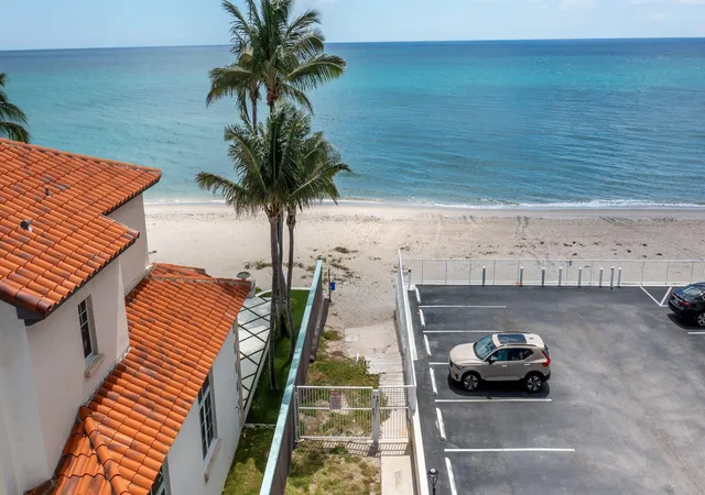 Listing Photo 4 - Condo for sale in building located at 3500 S Ocean Blvd, South Palm Beach, FL 33480 - Unit #405