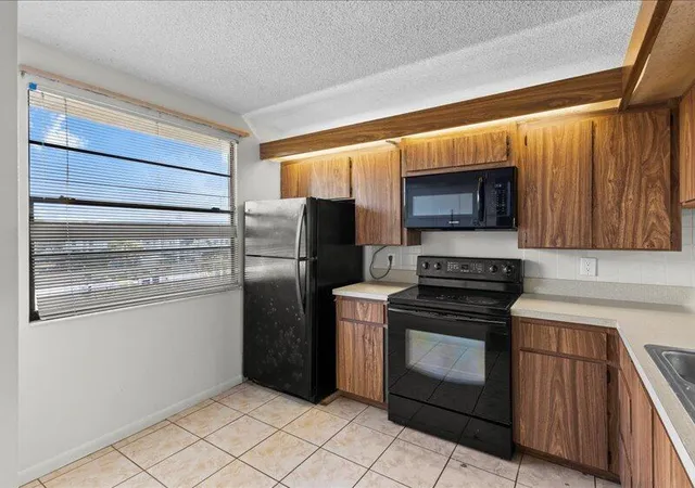 Listing Photo 4 - Condo for sale in building located at 3501 Vlg Blvd, West Palm Beach, FL 33409 - Unit #406