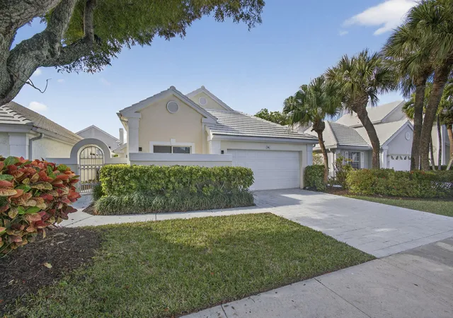 Photo 3 of Sale Pending at 18 Selby Ln, Palm Beach Gardens, FL 33418 | MLS# B26059687 | Listing updated on 2026-09-15