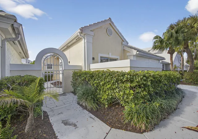 Photo 4 of Sale Pending at 18 Selby Ln, Palm Beach Gardens, FL 33418 | MLS# B26059687 | Listing updated on 2026-09-15