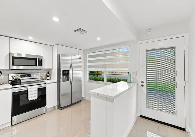 Listing Photo 4 - Condo for sale in building located at 2405 Antigua Cir, Coconut Creek, FL 33066 - Unit #L1
