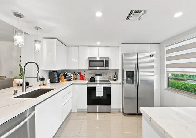 Listing Photo 5 - Condo for sale in building located at 2405 Antigua Cir, Coconut Creek, FL 33066 - Unit #L1