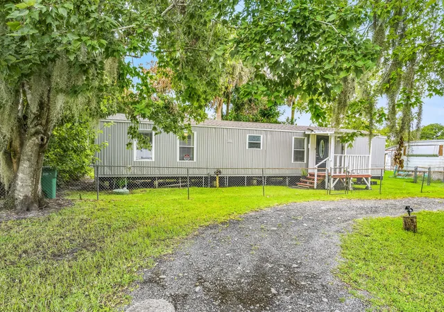 Photo 3 of Manufactured home for sale at 5133 Melissa Ln, Fort Pierce, FL 34946 | MLS# B26060354 | Listing updated on 2026-09-15
