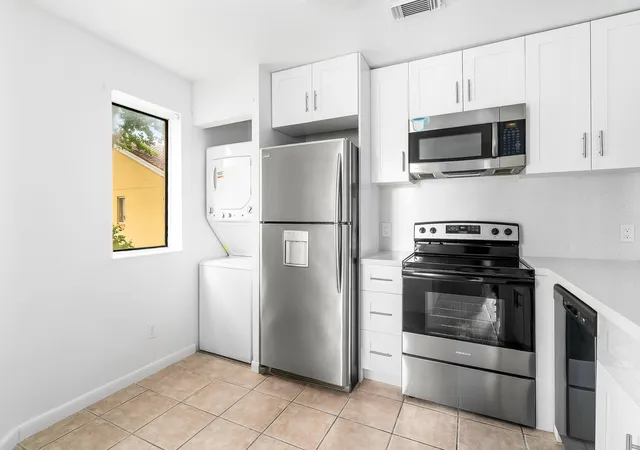 Listing Photo 4 - Condo for sale in building located at 950 Coral Clb Dr, Coral Springs, FL 33071 - Unit #950