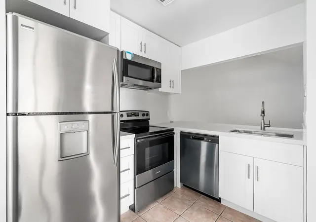 Listing Photo 5 - Condo for sale in building located at 950 Coral Clb Dr, Coral Springs, FL 33071 - Unit #950
