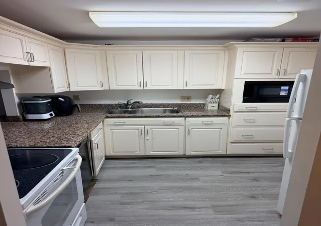 Photo 3 of Condo for sale at 480 Executive Ctr Dr #3H, West Palm Beach, FL 33401 | MLS# B26061093 | Listing updated on 2026-09-15