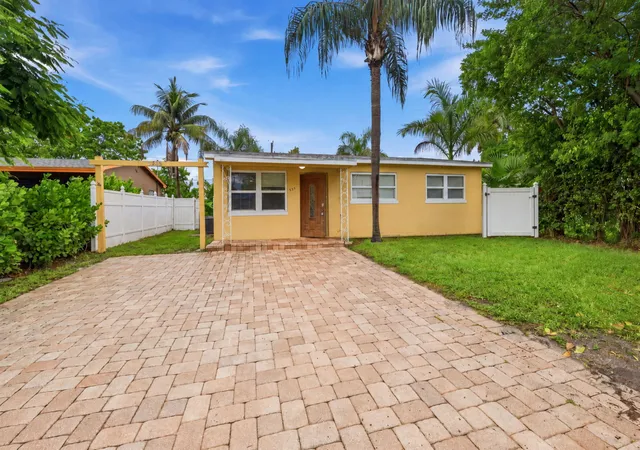 Photo 1 of Sale Pending at 939 Charles St, West Palm Beach, FL 33401 | MLS# B26061559 | Listing updated on 2026-09-14