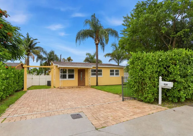 Photo 2 of Sale Pending at 939 Charles St, West Palm Beach, FL 33401 | MLS# B26061559 | Listing updated on 2026-09-14