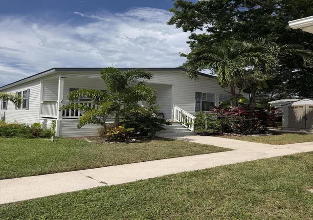 Photo 2 of Manufactured home for sale at 2555 Pga Blvd #303, Palm Beach Gardens, FL 33410 | MLS# B26061975 | Listing updated on 2026-09-15