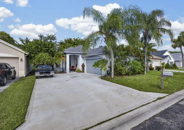 Photo 3 of Single family home for sale at 1480 Lake Breeze Dr, Wellington, FL 33414 | MLS# B26063233 | Listing updated on 2026-09-23