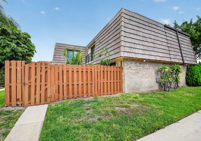 Townhouse for sale at 744 Springdale Cir, Palm Springs, FL 33461 | MLS# B26063434