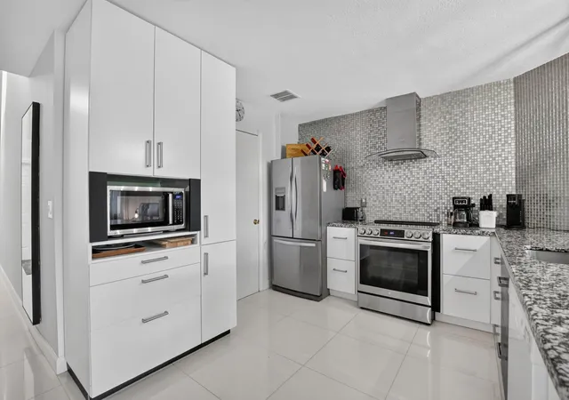 Photo 4 of Townhouse for sale at 2260 Discovery Cir W, Deerfield Beach, FL 33442 | MLS# B26063878 | Listing updated on 2026-09-23
