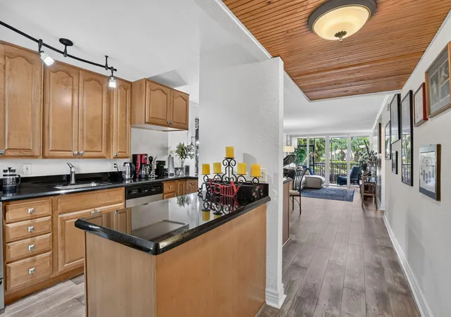 Listing Photo 5 - Condo for sale in building located at 3 Royal Palm Wy, Boca Raton, FL 33432 - Unit #102