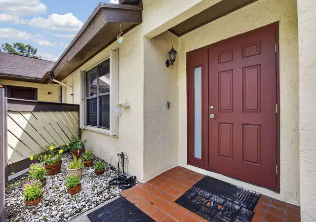 Photo 4 of House for sale at 140 Karanda Ct, Royal Palm Beach, FL 33411 | MLS# B26064337 | Listing updated on 2026-09-23
