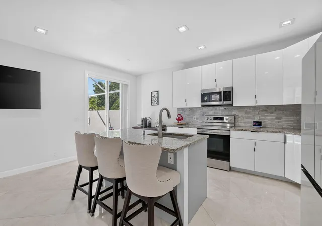 Photo 3 of Single family home for sale at 5040 Heron Pl, Coconut Creek, FL 33073 | MLS# B26064402 | Listing updated on 2026-09-15
