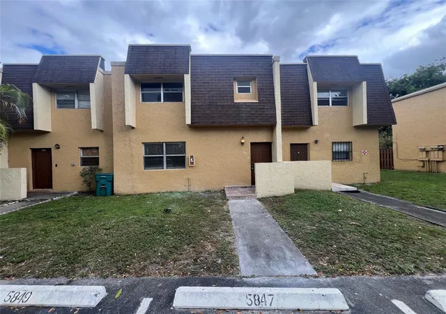 Townhouse for sale at 5847 Blueberry Ct #85, Lauderhill, FL 33313 | MLS# B26064758