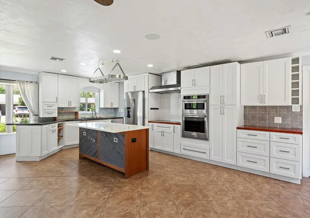 Photo 2 of Single family home for sale at 1 Windsor Rd W, Jupiter, FL 33469 | MLS# B26065011 | Listing updated on 2026-09-13