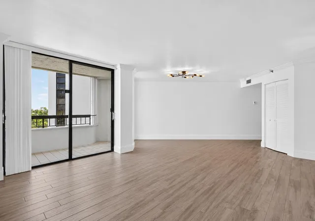 Listing Photo 4 - Condo for sale in building located at 6372 La Costa Dr, Boca Raton, FL 33433 - Unit #501