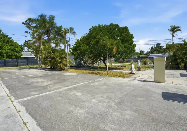 Photo 4 of Sale Pending at 1214 N C St, Lake Worth Beach, FL 33460 | MLS# B26065763 | Listing updated on 2026-09-24