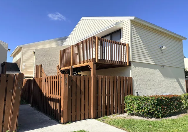Photo 2 of Condo for sale at 635 Executive Ctr Dr #M-207, West Palm Beach, FL 33401 | MLS# B26065883 | Listing updated on 2026-09-14