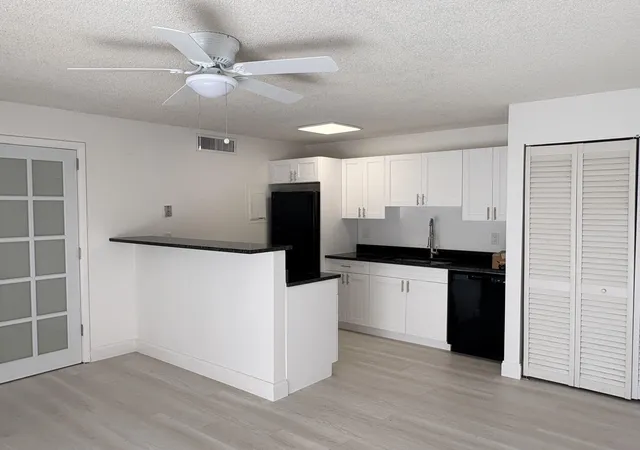 Listing Photo 5 - Condo for sale in building located at 635 Executive Ctr Dr, West Palm Beach, FL 33401 - Unit #M-207