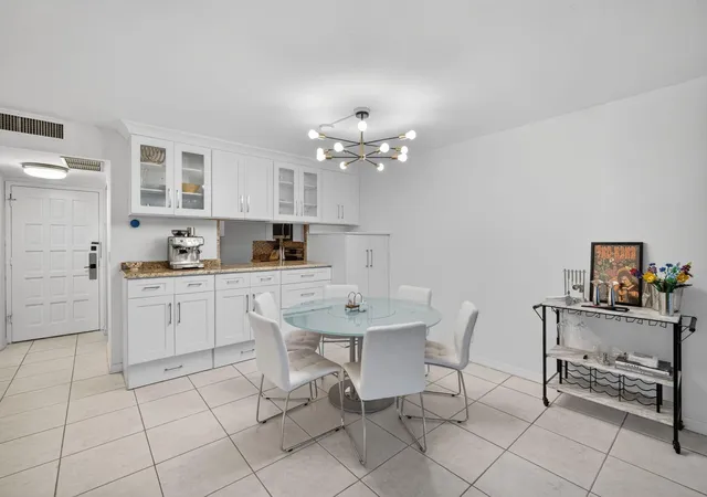 Listing Photo 4 - Condo for sale in building located at 3900 N Hls Dr, Hollywood, FL 33021 - Unit #306