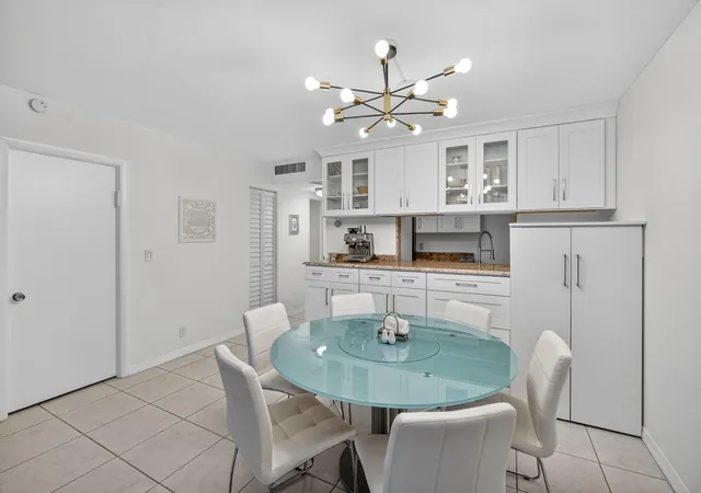Listing Photo 5 - Condo for sale in building located at 3900 N Hls Dr, Hollywood, FL 33021 - Unit #306