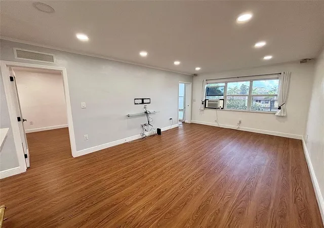 Listing Photo 4 - Condo for sale in building located at 2820 Ne 201St Ter, Aventura, FL 33180 - Unit #F326