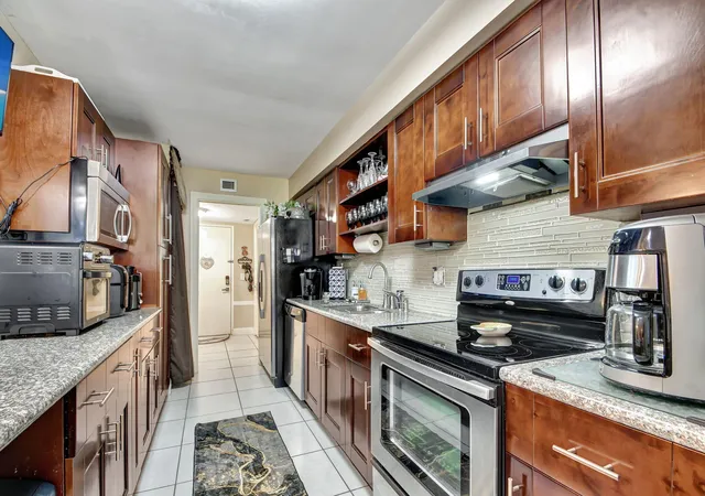 Photo 4 of Condo for sale at 4702 Fountains Dr S #105, Lake Worth, FL 33467 | MLS# B26066281 | Listing updated on 2026-09-16