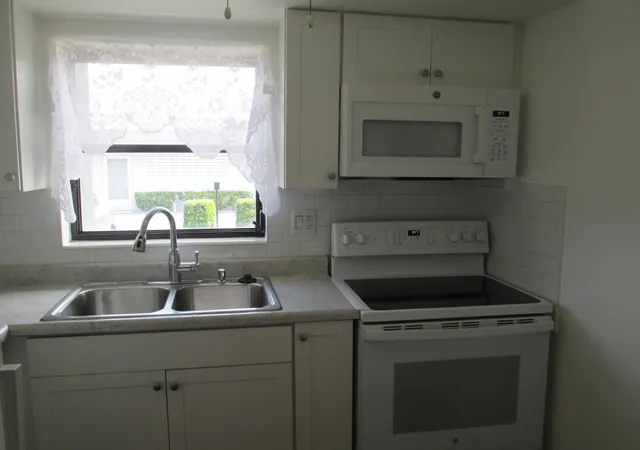 Photo 3 of Sale Pending at 2611 W Barkley Dr #E, West Palm Beach, FL 33415 | MLS# B26066298 | Listing updated on 2026-09-13