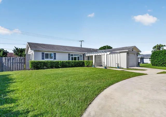 Photo 3 of Sale Pending at 7752 Saint Andrews Rd, Lake Worth, FL 33467 | MLS# B26066388 | Listing updated on 2026-09-15