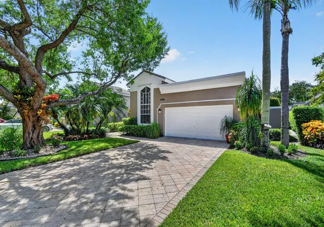 Photo 2 of Sale Pending at 4758 Carlton Golf Dr, Lake Worth, FL 33449 | MLS# B26066462 | Listing updated on 2026-10-02