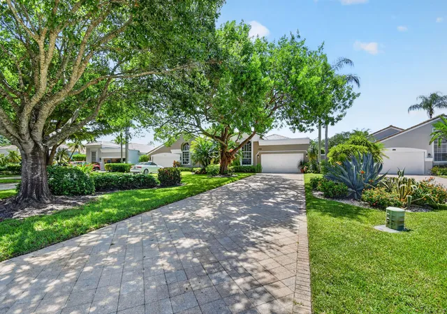 Photo 3 of Sale Pending at 4758 Carlton Golf Dr, Lake Worth, FL 33449 | MLS# B26066462 | Listing updated on 2026-10-02