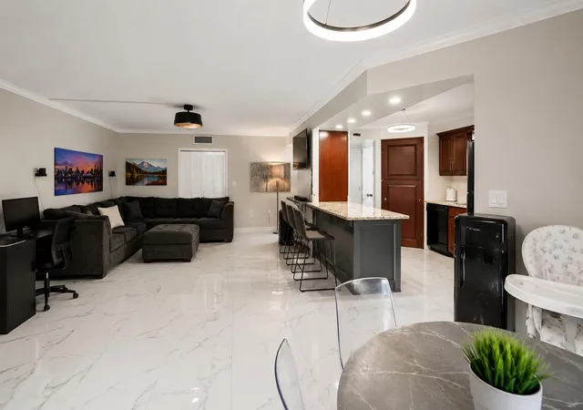 Listing Photo 4 - Condo for sale in building located at 6855 W Broward Blvd, Plantation, FL 33317 - Unit #201