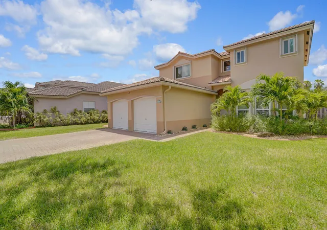 Photo 1 of Single family home for sale at 317 E Garden Cvs Cir, Davie, FL 33325 | MLS# B26066749 | Listing updated on 2026-09-14
