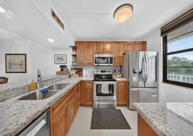 Listing Photo 5 - Condo for sale in building located at 1719 Whitehall Dr, Davie, FL 33324 - Unit #303