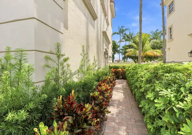 Photo 4 of Townhouse for sale at 5570 Ne Trieste Wy, Boca Raton, FL 33487 | MLS# B26066949 | Listing updated on 2026-10-06