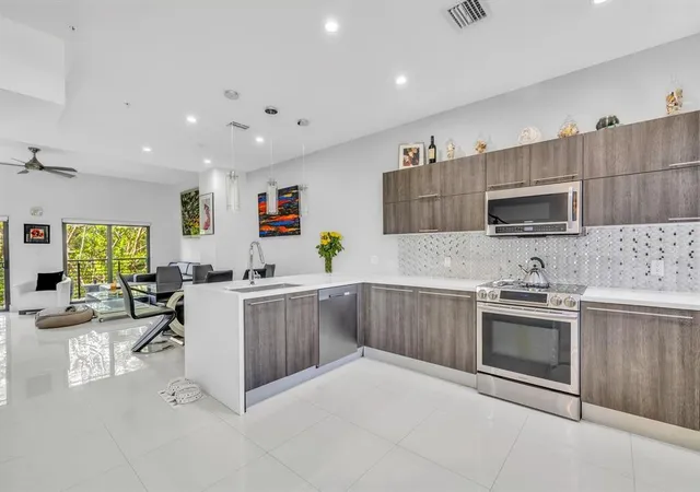 Photo 2 of Townhouse for sale at 462 Se 1st Cir, Pompano Beach, FL 33060 | MLS# B26067174 | Listing updated on 2026-09-16