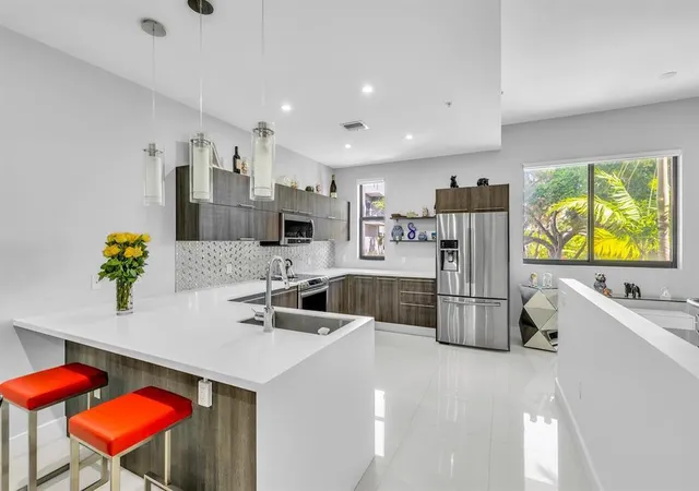 Photo 3 of Townhouse for sale at 462 Se 1st Cir, Pompano Beach, FL 33060 | MLS# B26067174 | Listing updated on 2026-09-16