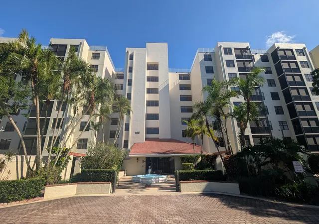 Photo 1 of Condo for sale at 105 Lake Emerald Dr #810, Oakland Park, FL 33309 | MLS# B26067310 | Listing updated on 2026-09-28