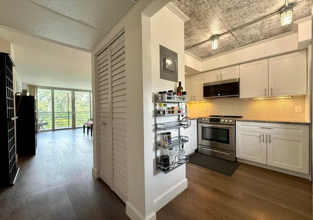 Listing Photo 4 - Condo for sale in building located at 102 Royal Pk Dr, Oakland Park, FL 33309 - Unit #4C