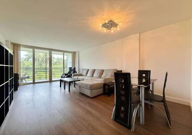Listing Photo 5 - Condo for sale in building located at 102 Royal Pk Dr, Oakland Park, FL 33309 - Unit #4C