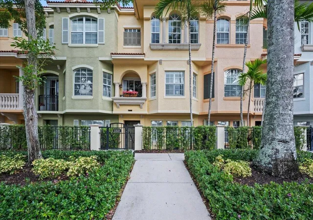 Photo 3 of Sale Pending at 11818 Valencia Gardens Ave, Palm Beach Gardens, FL 33410 | MLS# B26067642 | Listing updated on 2026-09-14