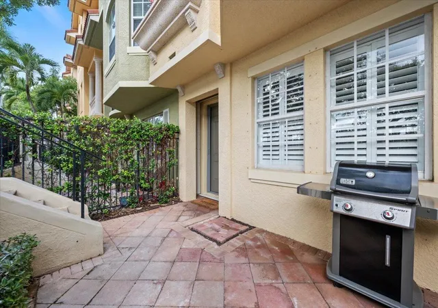 Photo 3 of Sale Pending at 11818 Valencia Gardens Ave, Palm Beach Gardens, FL 33410 | MLS# B26067642 | Listing updated on 2026-09-14