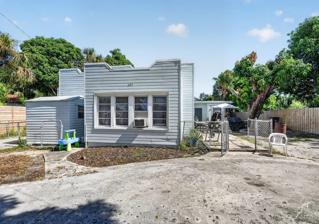 Photo 1 of Single family home for sale at 633 Franklin Rd, West Palm Beach, FL 33405 | MLS# B26067669 | Listing updated on 2026-09-23