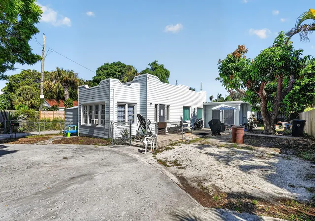 Photo 2 of Single family home for sale at 633 Franklin Rd, West Palm Beach, FL 33405 | MLS# B26067669 | Listing updated on 2026-09-23